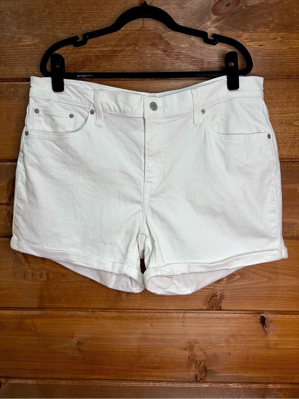 Levi's Women’s White Denim Roll-Cuff Jean Shorts Size 34 💕🌼🌸💕